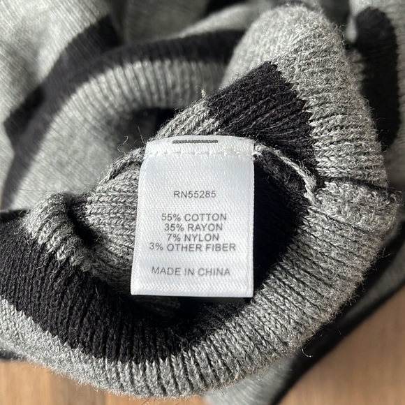 Express V neck sweater - Picture 7 of 9